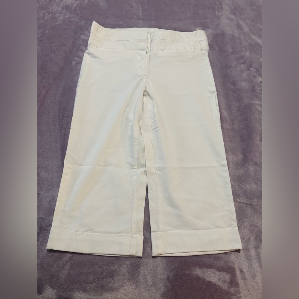 White low rise straight leg capri With non functional pockets